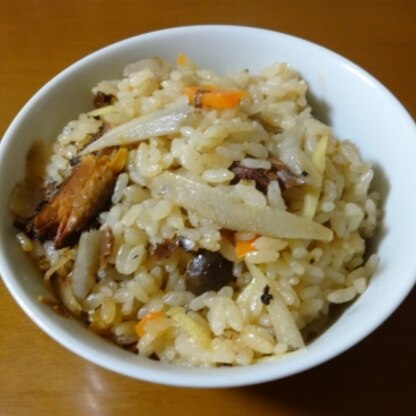 舞茸の代わりにシメジを使いました。今回は炊飯器で作りましたが…(^▽^;)
生姜入りで臭みもなく、さんまの蒲焼で味がしっかりとしていて、とても美味しかったです♪